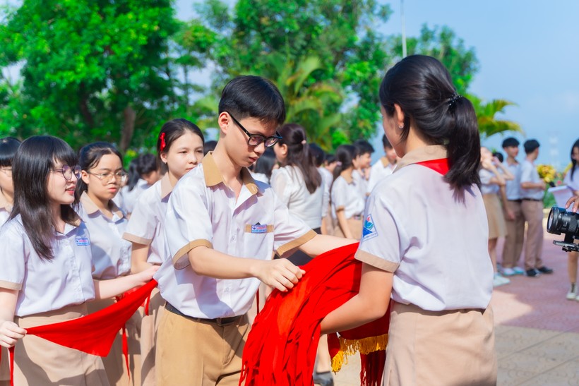 Trường THCS Lương Định Của tổ chức lễ trưởng thành Đội, kết nạp Đoàn cho học sinh tại TP Đà Lạt. Ảnh: Minh Anh