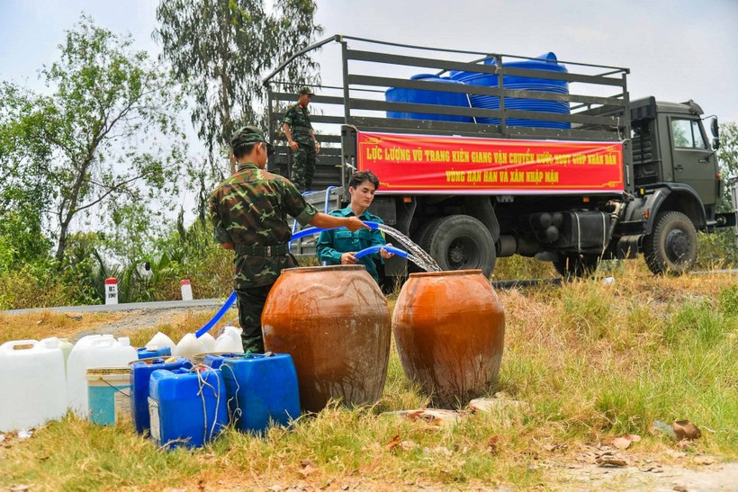 Lực lượng vũ trang tỉnh Kiên Giang tiếp nước ngọt cho người dân vùng hạn mặn. Ảnh: T. Thật