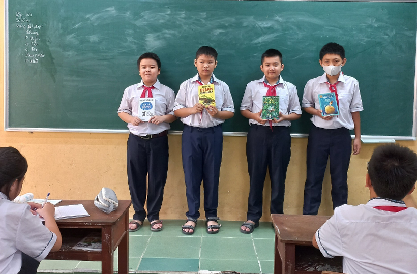 Học sinh lớp 6 Trường THCS Duy Tân giới thiệu sách trước lớp.
