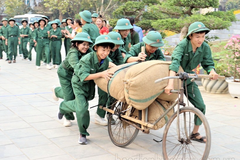 Học sinh tỉnh Điện Biên hào hứng với trải nghiệm đẩy xe đạp thồ. Ảnh: Báo Điện Biên.