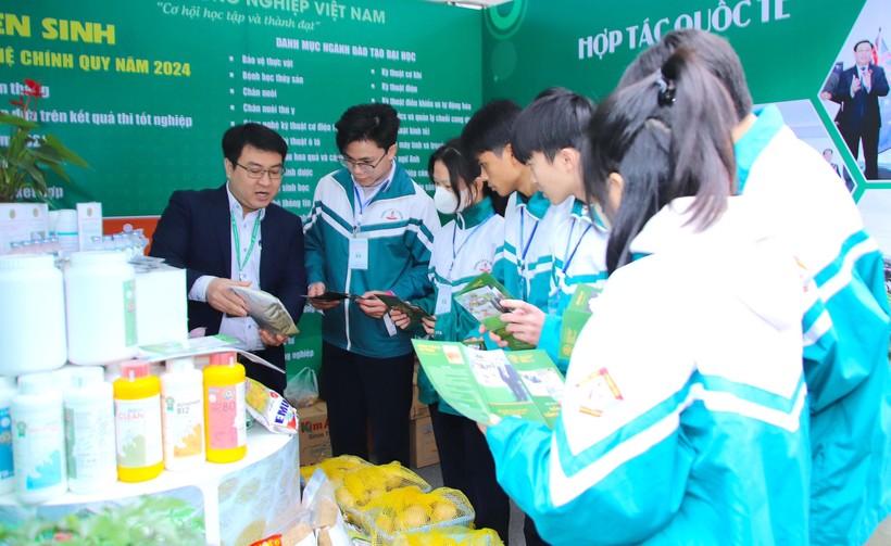 Hoạt động tư vấn tuyển sinh của Học viện Nông nghiệp Việt Nam. Ảnh: TG