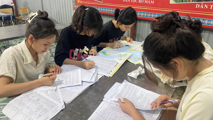 Một buổi tối tự học có hướng dẫn của thầy cô tại Trường THPT số 1 Bắc Hà (Bắc Hà, Lào Cai). Ảnh: NTCC