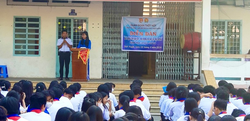 Học sinh Trường THCS&THPT Thới Thuận (TP Cần Thơ) tham gia Diễn đàn “Xây dựng tình bạn đẹp - Nói không với bạo lực học đường” năm học 2023 - 2024. 