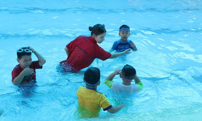 Học sinh TP Mỹ Tho (Tiền Giang) tham gia phổ cập bơi dưới sự hướng dẫn của các huấn luyện viên. Ảnh: Quốc Ngữ
