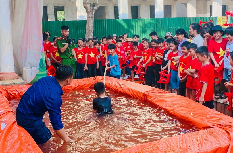 Học sinh Trường THCS Quang Trung (TP Hà Tĩnh) được trang bị kỹ năng phòng chống đuối nước. Ảnh: Quốc Ngữ