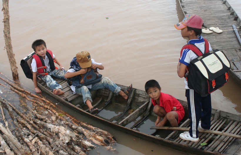 Bốn bề là sông nước nên học sinh ở Đồng bằng sông Cửu Long cần được trang bị kỹ năng bơi lội. Ảnh: Phương Hồ