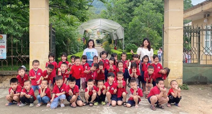 Cô trò Trường Mầm non Khánh Khê (huyện Văn Quan, Lạng Sơn) tham quan trường tiểu học. Ảnh: NVCC