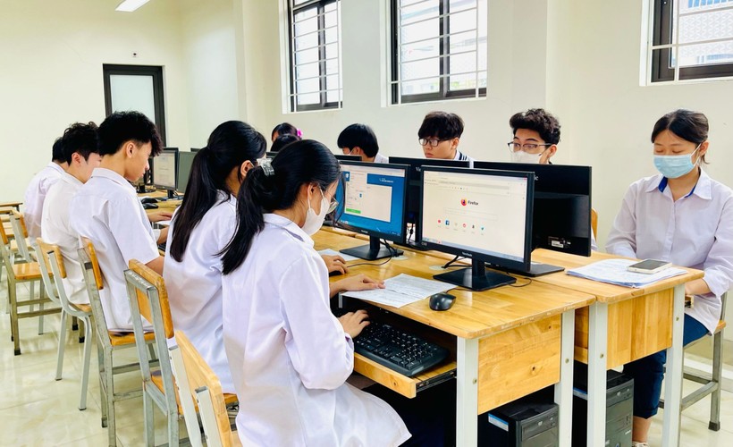 Học sinh Trường THPT Trương Định, quận Hoàng Mai, Hà Nội tiến hành đăng ký thử dự thi tốt nghiệp THPT trên hệ thống. Ảnh: Lê Cường