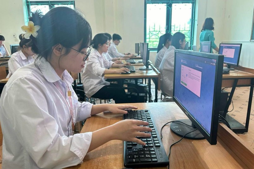 Học sinh Trường THPT Tiền Phong (Mê Linh, Hà Nội) thử nghiệm đăng ký dự thi tốt nghiệp THPT 2024 trực tuyến. Ảnh: Lê Cường