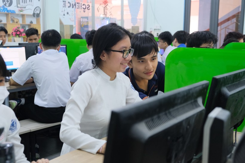 Học sinh Trường THCS – THPT Hai Bà Trưng (quận Tân Bình, TP Hồ Chí Minh) đăng ký thử trên hệ thống. Ảnh: Hồ Phúc