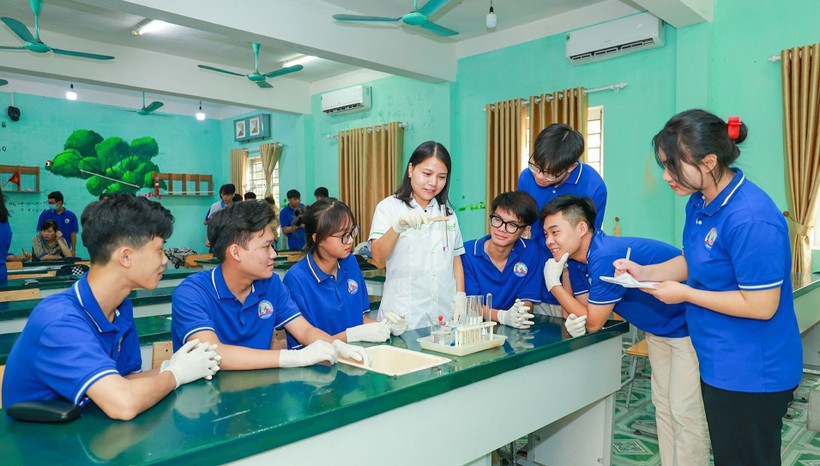 Một tiết thực hành tại phòng bộ môn Hóa học lớp 11 của cô trò Trường THPT Kim Ngọc, Vĩnh Phúc. Ảnh: Đình Tuệ