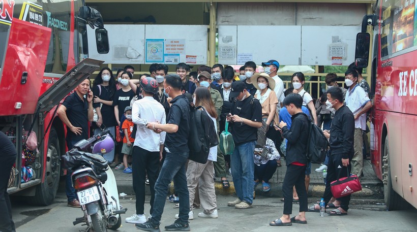 Học sinh, sinh viên và hành khách di chuyển qua các bến xe Hà Nội dự kiến tăng cao.
