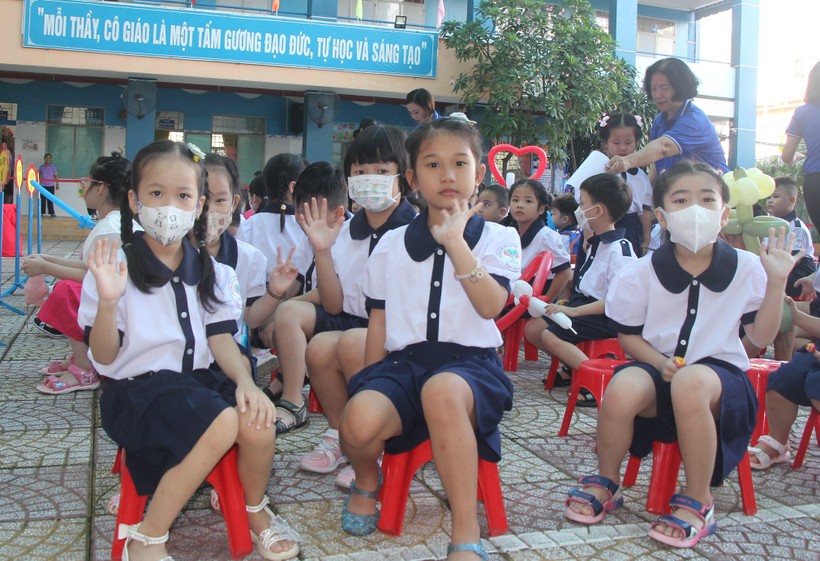 Học sinh lớp 1 Trường Tiểu học Nguyễn Thanh Tuyền (quận Tân Bình, TPHCM) trong ngày tựu trường năm học 2023 - 2024. Ảnh: MA 