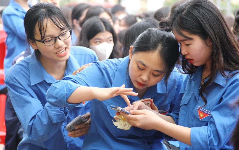 Học sinh Trường THPT Đức Hợp (Kim Động, Hưng Yên) tham gia trò chơi tại chương trình “Hành trình khởi nghiệp từ THPT” năm 2024. Ảnh: TG 