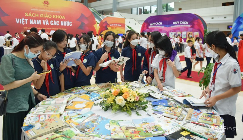 Học sinh Hà Nội tới tham quan triển lãm sách giáo khoa năm 2022. Ảnh: Thế Đại