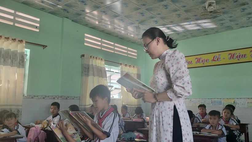 Cô Lâm Thị Diễm My hướng dẫn học trò đọc bài.
