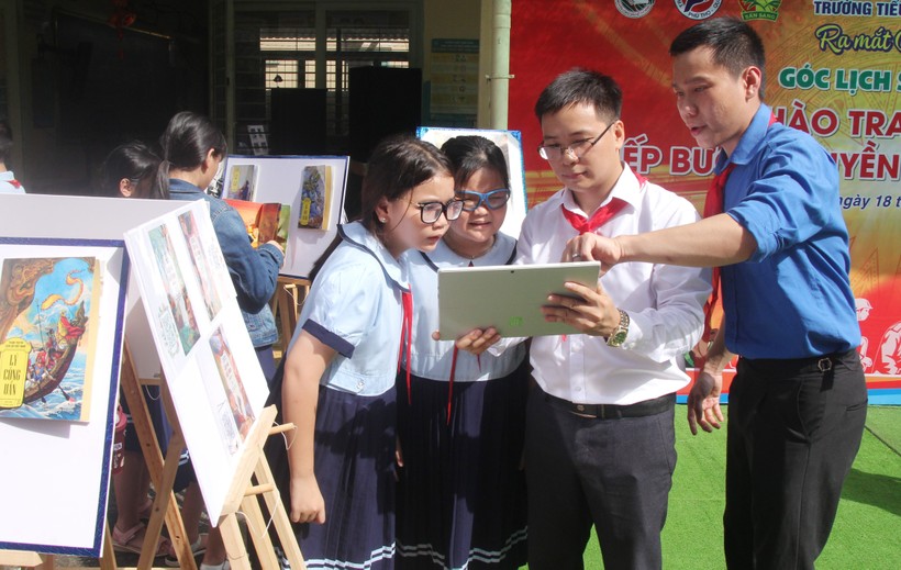 Học sinh Trường Tiểu học Phú Thọ (Quận 11, TPHCM) tham quan góc Lịch sử - Địa lý của trường. Công trình được ra mắt tại lễ phát động chủ đề hoạt động Đội năm học 2023 - 2024. Ảnh: Hồ Phúc