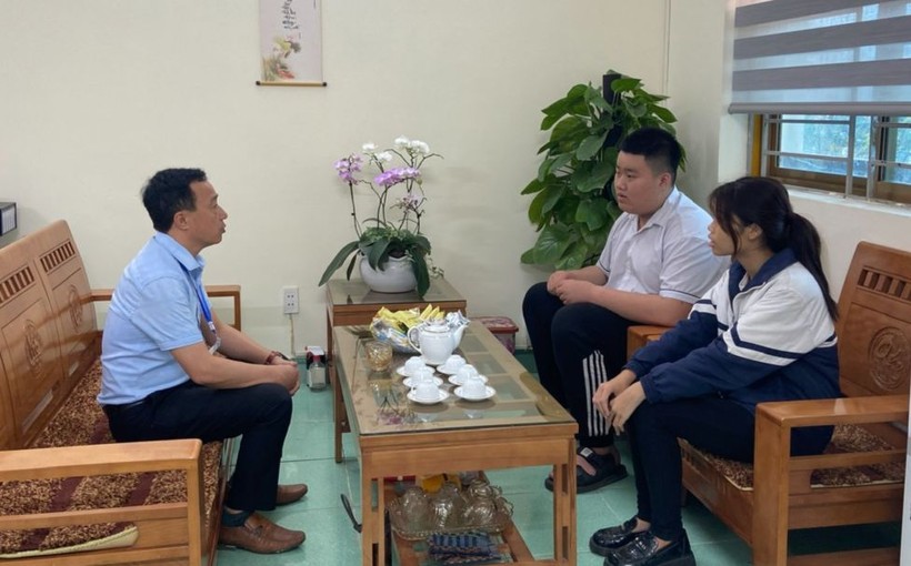 Thầy Nguyễn Đức Nam tư vấn cho học sinh ngay tại phòng làm việc của Hiệu trưởng.