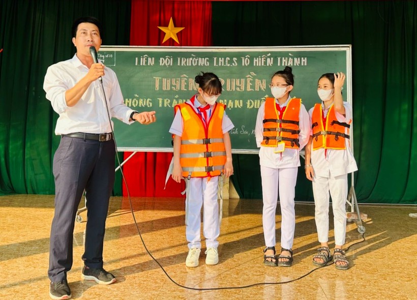 Liên đội Trường THCS Tô Hiến Thành (Thạch Hà, Hà Tĩnh) tổ chức tuyên truyền phòng chống đuối nước cho học sinh. Ảnh: Hồ Phương