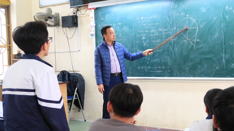 Thầy Nguyễn Đức Nam - Hiệu trưởng Trường THCS Hoà Nghĩa lên lớp môn Toán cho học sinh.