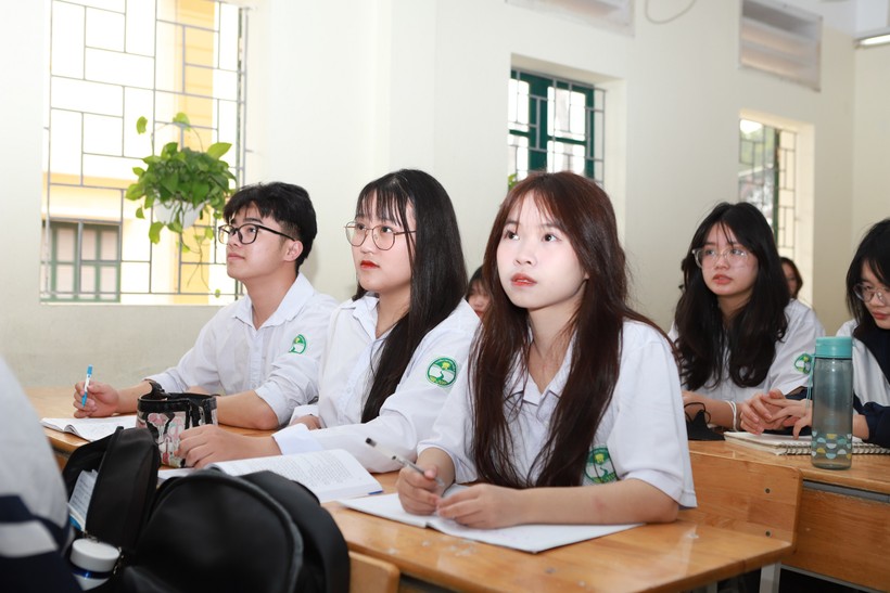 Học sinh lớp 12 Trường THPT Hoài Đức B (Hà Nội) trong giờ học Ngữ văn. Ảnh: Đình Tuệ.