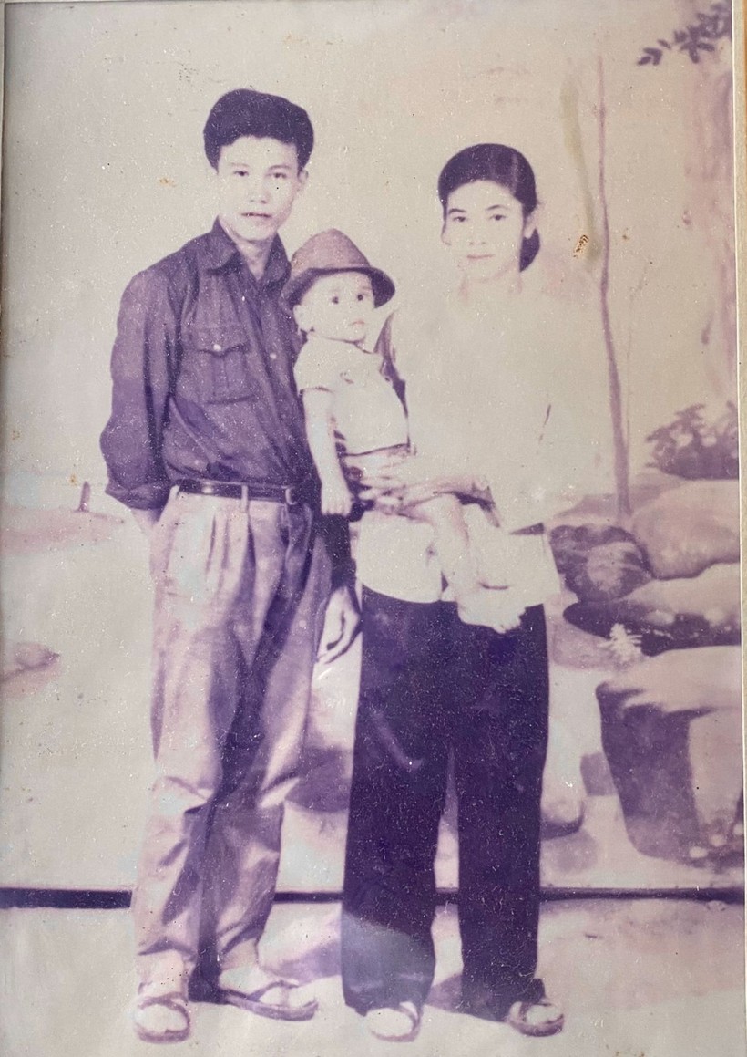 Bức ảnh vợ chồng bác sĩ Trương Trung Nghĩa chụp năm 1975 ở Trung ương Cục miền Nam.