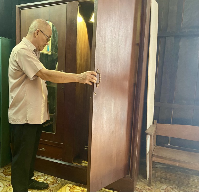 Ông Hồng Lộc, nhân viên quản lý di tích lịch sử, mở cánh cửa tủ dẫn xuống căn hầm dưới lòng đất.