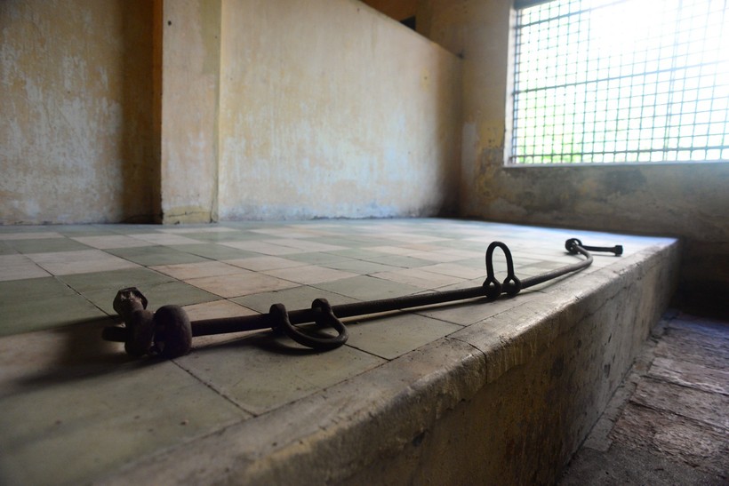 Những gông cùm, xiềng xích bằng sắt trên các bục trong nhà giam. Thời Pháp các bục được làm bằng gỗ, sau này được làm bằng xi măng lót gạch bông. Ảnh: QT.
