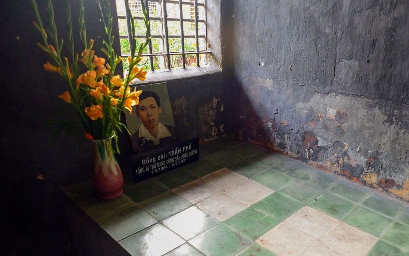 Căn phòng nơi cố Tổng Bí thư Trần Phú bị giam giữ có di ảnh của ông để tưởng nhớ.