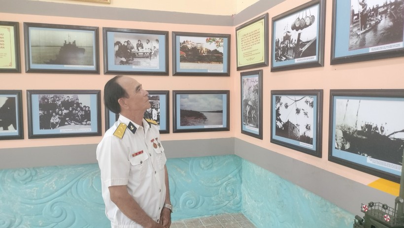 Ông Dương Thanh Hải, nguyên cán bộ Đoàn 962 tham quan Di tích lịch sử bến Vàm Lũng.