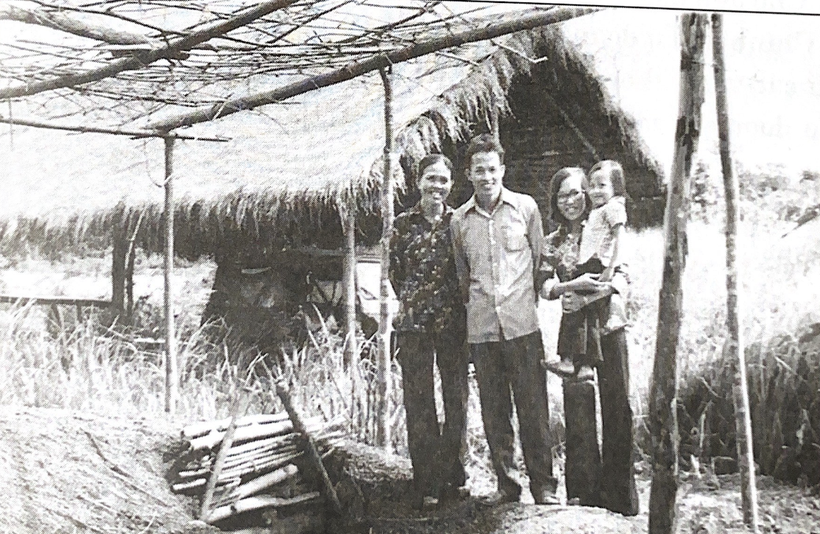 Vợ, con gái và cháu ngoại lên thăm ông Tư Cang tại doanh trại Trung đoàn 316 trấn giữ biên giới Bình Long năm 1976. (Ảnh: TL)