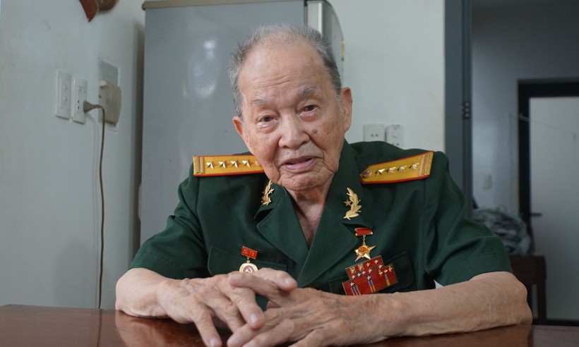 Đại tá - Anh hùng Lực lượng Vũ trang Nhân dân Nguyễn Văn Tàu (tức Tư Cang, 96 tuổi), nguyên Chính ủy Lữ đoàn 316 tại nhà riêng, tháng 4/2024. (Ảnh: Mạnh Tùng)