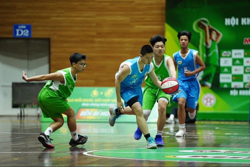 Học sinh Hà Nội tham gia thi đấu môn Bóng rổ tại một giải thể thao. Ảnh: TG