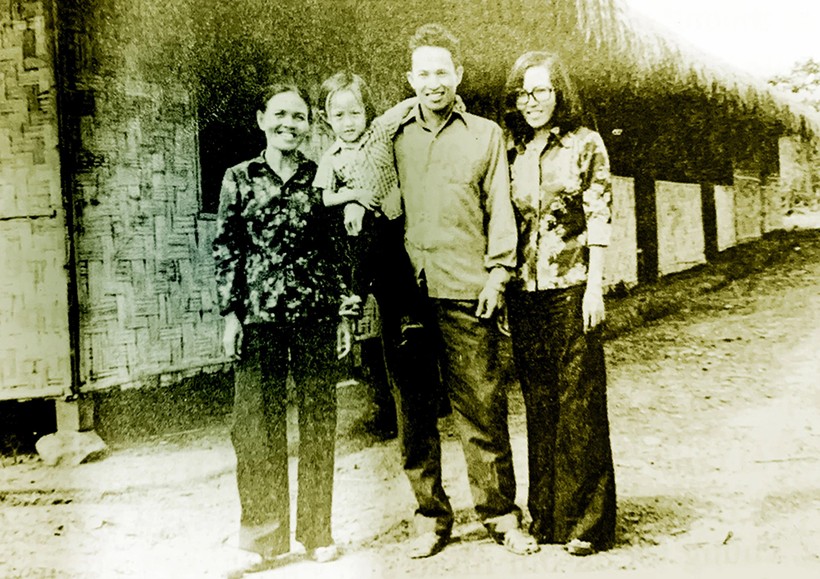 Ông Tư Cang sum họp cùng vợ, con gái, cháu ngoại sau ngày 30/4/1975. (Ảnh: TL)