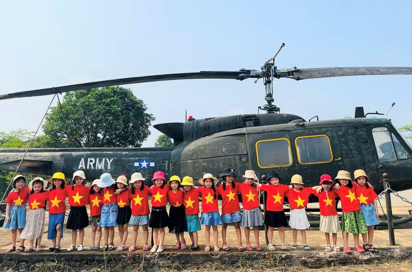 Học sinh tham quan trải nghiệm tại di tích sân bay Tà Cơn.
