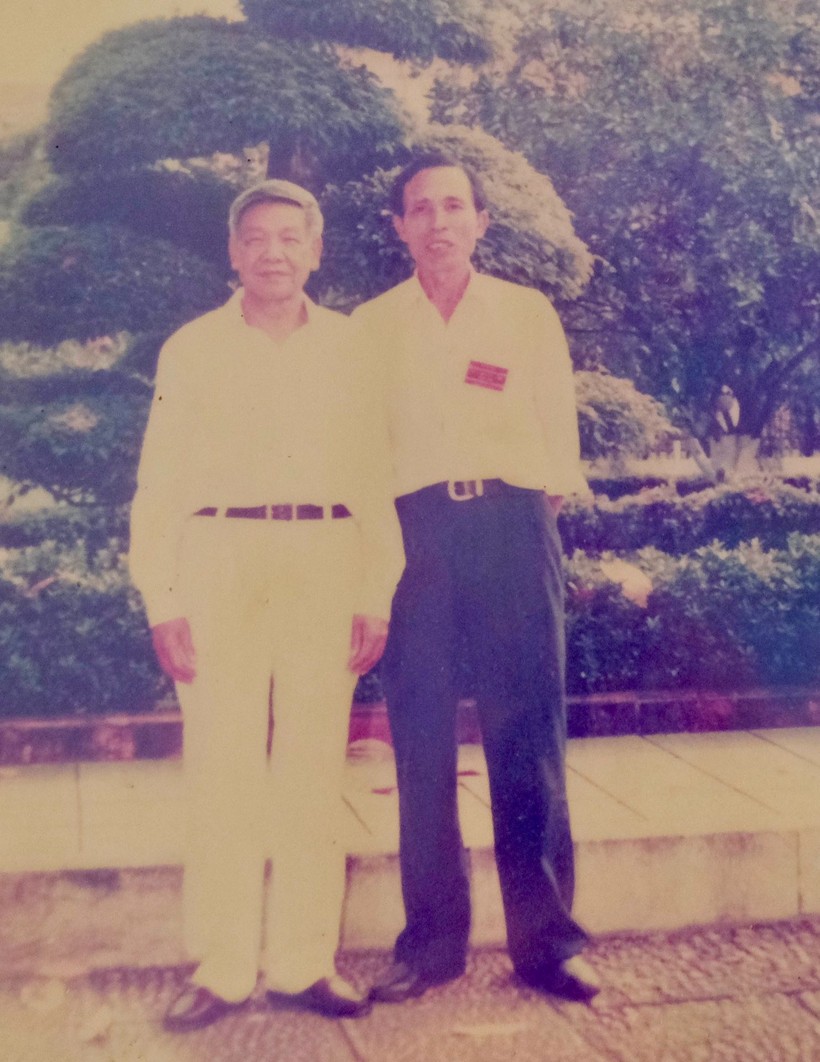 Trung tá Lê Hữu Tòng chụp ảnh cùng Thủ trưởng - cố Tổng Bí thư, Thượng tướng Lê Khả Phiêu.