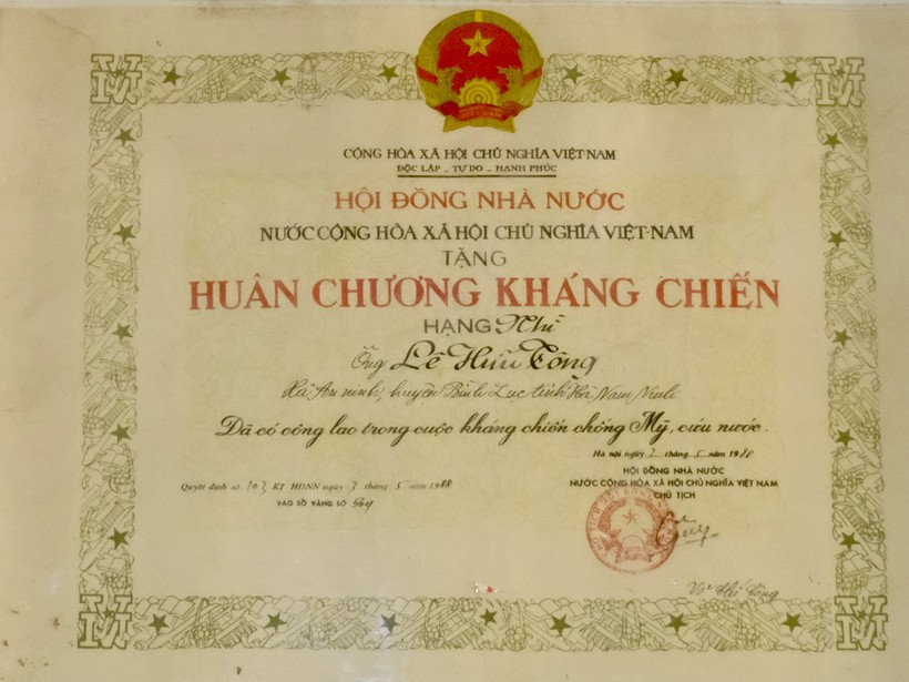 Huân chương Kháng chiến hạng Nhì tặng ông Lê Hữu Tòng đã có công lao trong cuộc kháng chiến chống Mỹ cứu nước.