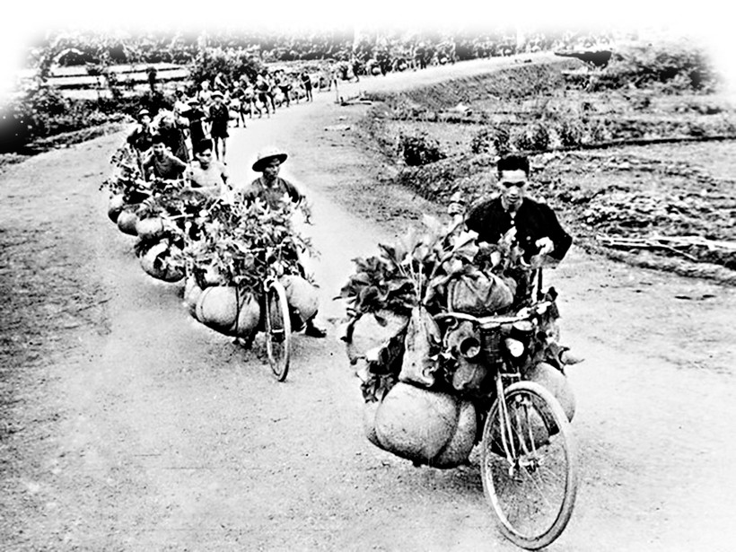 Lực lượng dân công hỏa tuyến vận chuyển hàng hóa trong chiến dịch Điện Biên Phủ 1954. Ảnh tư liệu
