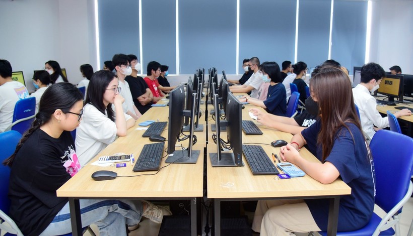 Thí sinh tham dự vòng thi kiến thức trên máy - Kỳ thi đánh giá năng lực năm 2023 của Trường ĐH Khoa học và Công nghệ Hà Nội. Ảnh: NTCC