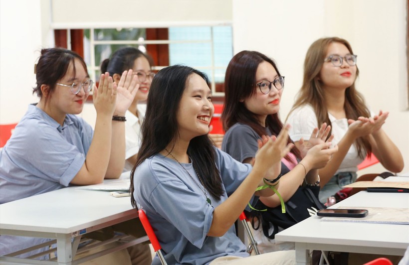 Tân sinh viên làm thủ tục nhập học Học viện Báo chí và Tuyên truyền năm 2023. Ảnh minh họa: ITN
