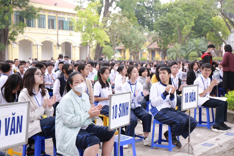 Học sinh Trường THPT Chu Văn An, Hà Nội trong giờ sinh hoạt ngoại khóa. Ảnh: Vân Anh