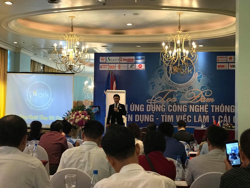 ông John Nguyễn, Chủ tịch Hội đông Công ty IWORK Việt Nam phát biểu tại buổi tọa đàm.