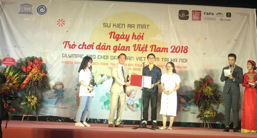 Ông Nguyễn Xuân Khiết - Phó tổng thư ký kiêm Chánh văn phòng Liên hiệp các hội UNESCO Việt Nam trao Quyết định công nhận Ngày trò chơi dân gian Việt Nam 18/8 cho Ban Tổ chức.