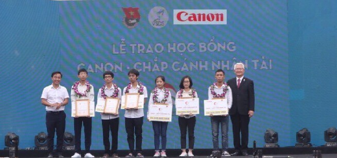 Ông Minoru Niimura – Tổng Giám đốc công ty TNHH Canon Việt Nam trao học học bổng cho các em HS, SV nghèo vượt khó
