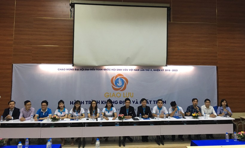 Các đại biểu SV cùng trao đổi kinh nghiệm với các bạn SV trường đại học Giao thông vận tải Hà Nội