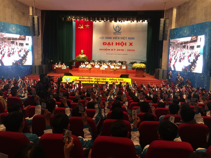 Các đại biểu Sinh viên nhiệt liệt chào mừng Đại hội đại biểu toàn quốc Hội sinh viên Việt Nam lần thứ X nhiệm kỳ 2018 - 2023