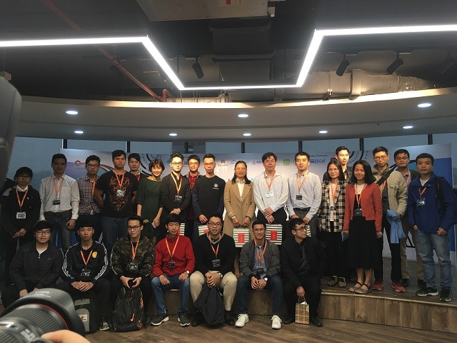 Các diễn giả chụp ảnh cùng đông đảo người yêu công nghệ AI tại buổi Tọa đàm "Toward the Rise of AI Talents in Vietnam" một trong chuỗi hoạt động của "Hanoi AI Week - Tuần lễ trí tuệ nhân tạo"