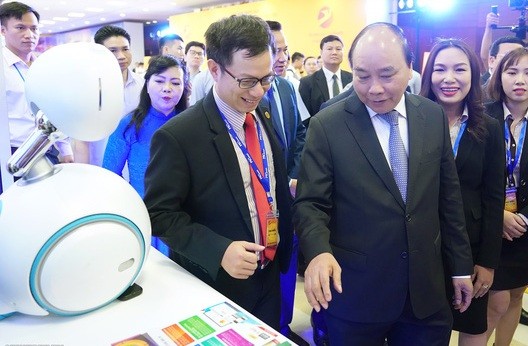 Thủ tướng Nguyễn Xuân Phúc tại Triển lãm công nghệ Việt Nam 