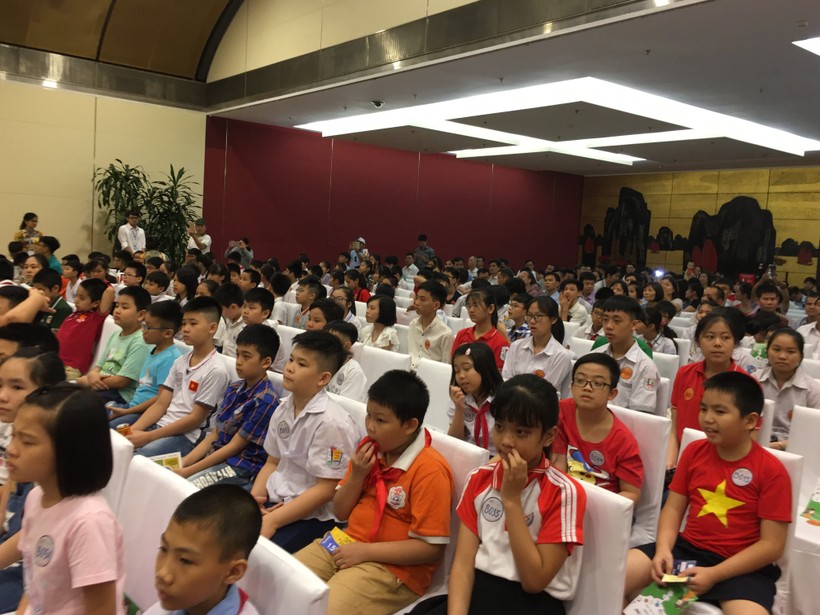 Các em học sinh dự lễ Tôn vinh trao giải "Cuộc thi toán và Vật lý qua Internet - Violympic năm 2018 - 2019 khu vực phía Bắc"