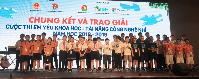 10 đội lọt vào vòng Chung kết cuộc thi “Em yêu khoa học - Tài năng công nghệ nhí” năm học 2018 - 2019 .